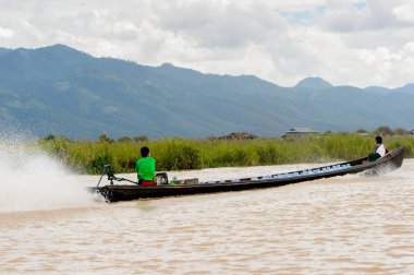 Inle Lake, Myanmar - 30 Ağustos 2016: Myanmar'ın Shan Eyaletinin Taunggyi İlçesi'nin Nyaungshwe İlçesi'nde bulunan bir tatlı su gölü olan Inle Sap'ın üzerinde bambu teknede bulunan tanımlanamayan Birmanyalı adam