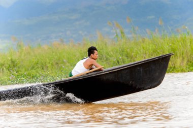 Inle Lake, Myanmar - 30 Ağustos 2016: Myanmar'ın Shan Eyaletinin Taunggyi İlçesi'nin Nyaungshwe İlçesi'nde bulunan bir tatlı su gölü olan Inle Sap'ın üzerinde bambu teknede bulunan tanımlanamayan Birmanyalı adam