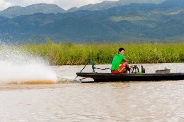Inle Lake, Myanmar - 30 Ağustos 2016: Myanmar'ın Shan Eyaletinin Taunggyi İlçesi'nin Nyaungshwe İlçesi'nde bulunan bir tatlı su gölü olan Inle Sap'ın üzerinde bambu teknede bulunan tanımlanamayan Birmanyalı adam