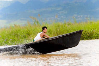 Inle Lake, Myanmar - 30 Ağustos 2016: Myanmar'ın Shan Eyaletinin Taunggyi İlçesi'nin Nyaungshwe İlçesi'nde bulunan bir tatlı su gölü olan Inle Sap'ın üzerinde bambu teknede bulunan tanımlanamayan Birmanyalı adam