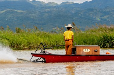Inle Lake, Myanmar - 30 Ağustos 2016: Myanmar'ın Shan Eyaletinin Taunggyi İlçesi'nin Nyaungshwe İlçesi'nde bulunan bir tatlı su gölü olan Inle Sap'ın üzerinde bambu teknede bulunan tanımlanamayan Birmanyalı adam