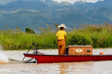 Inle Lake, Myanmar - 30 Ağustos 2016: Myanmar'ın Shan Eyaletinin Taunggyi İlçesi'nin Nyaungshwe İlçesi'nde bulunan bir tatlı su gölü olan Inle Sap'ın üzerinde bambu teknede bulunan tanımlanamayan Birmanyalı adam