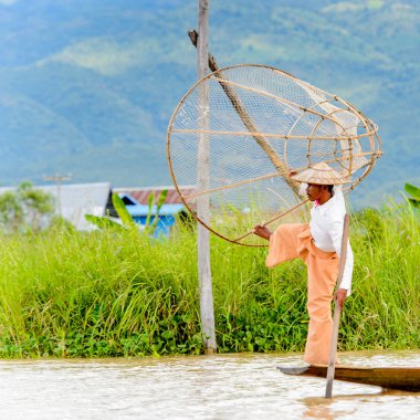 Inle Lake, Myanmar - 30 Ağustos 2016: Özel el yapımı ağı olan bir teknede tanımlanamayan Birmanyalı balıkçı. Bu Myanmar balıkçılık geleneksel yoludur
