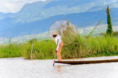 Inle Lake, Myanmar - 30 Ağustos 2016: Özel el yapımı ağı olan bir teknede tanımlanamayan Birmanyalı balıkçı. Bu Myanmar balıkçılık geleneksel yoludur