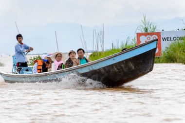 Inle Lake, Myanmar - 30 Ağustos 2016: Myanmar'ın Shan Eyaletinin Taunggyi İlçesi'nin Nyaungshwe İlçesi'nde bulunan bir tatlı su gölü olan Inle Sap'ın üzerinde bambu tekneyle seyreden tanımlanamayan Birmanyalılar