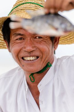 Inle Lake, Myanmar - 30 Ağustos 2016: Tanımlanamayan Birmanya balıkçı portresi. Myanma halkının yüzde 68'i Bamar etnik grubuna mensandı