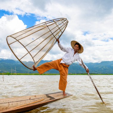 Inle Lake, Myanmar - 30 Ağustos 2016: Özel el yapımı ağı olan bir teknede tanımlanamayan Birmanyalı balıkçı. Bu Myanmar balıkçılık geleneksel yoludur