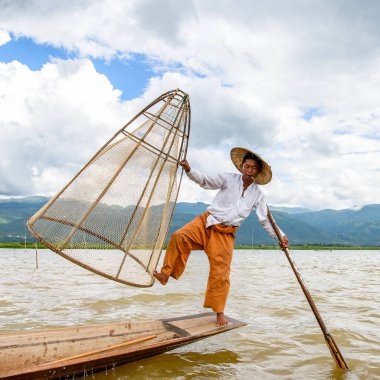 Inle Lake, Myanmar - 30 Ağustos 2016: Özel el yapımı ağı olan bir teknede tanımlanamayan Birmanyalı balıkçı. Bu Myanmar balıkçılık geleneksel yoludur