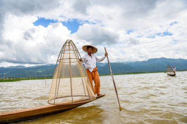 Inle Lake, Myanmar - 30 Ağustos 2016: Özel el yapımı ağı olan bir teknede tanımlanamayan Birmanyalı balıkçı. Bu Myanmar balıkçılık geleneksel yoludur