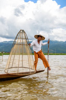 Inle Lake, Myanmar - 30 Ağustos 2016: Özel el yapımı ağı olan bir teknede tanımlanamayan Birmanyalı balıkçı. Bu Myanmar balıkçılık geleneksel yoludur