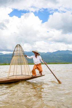 Inle Lake, Myanmar - 30 Ağustos 2016: Özel el yapımı ağı olan bir teknede tanımlanamayan Birmanyalı balıkçı. Bu Myanmar balıkçılık geleneksel yoludur