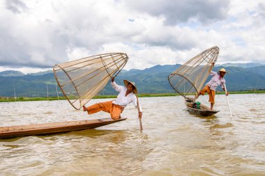 Inle Lake, Myanmar - 30 Ağustos 2016: Özel el yapımı ağı olan bir teknede tanımlanamayan Birmanyalı balıkçı. Bu Myanmar balıkçılık geleneksel yoludur