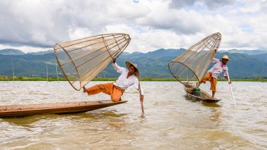 Inle Lake, Myanmar - 30 Ağustos 2016: Özel el yapımı ağı olan bir teknede tanımlanamayan Birmanyalı balıkçı. Bu Myanmar balıkçılık geleneksel yoludur