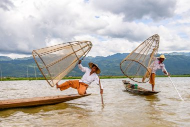 Inle Lake, Myanmar - 30 Ağustos 2016: Özel el yapımı ağı olan bir teknede tanımlanamayan Birmanyalı balıkçı. Bu Myanmar balıkçılık geleneksel yoludur