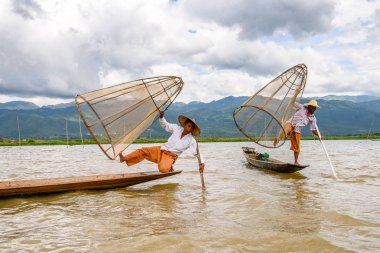 Inle Lake, Myanmar - 30 Ağustos 2016: Özel el yapımı ağı olan bir teknede tanımlanamayan Birmanyalı balıkçı. Bu Myanmar balıkçılık geleneksel yoludur