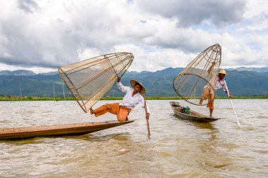 Inle Lake, Myanmar - 30 Ağustos 2016: Özel el yapımı ağı olan bir teknede tanımlanamayan Birmanyalı balıkçı. Bu Myanmar balıkçılık geleneksel yoludur