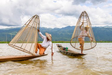 Inle Lake, Myanmar - 30 Ağustos 2016: Özel el yapımı ağı olan bir teknede tanımlanamayan Birmanyalı balıkçı. Bu Myanmar balıkçılık geleneksel yoludur