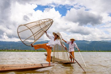 Inle Lake, Myanmar - 30 Ağustos 2016: Özel el yapımı ağı olan bir teknede tanımlanamayan Birmanyalı balıkçı. Bu Myanmar balıkçılık geleneksel yoludur