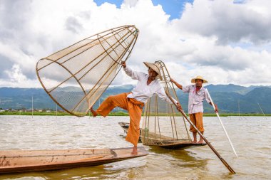 Inle Lake, Myanmar - 30 Ağustos 2016: Özel el yapımı ağı olan bir teknede tanımlanamayan Birmanyalı balıkçı. Bu Myanmar balıkçılık geleneksel yoludur