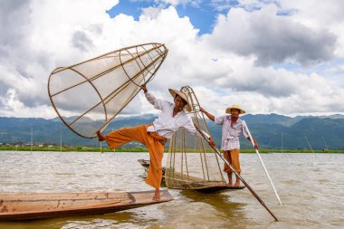 Inle Lake, Myanmar - 30 Ağustos 2016: Özel el yapımı ağı olan bir teknede tanımlanamayan Birmanyalı balıkçı. Bu Myanmar balıkçılık geleneksel yoludur
