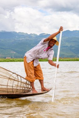 Inle Lake, Myanmar - 30 Ağustos 2016: Özel el yapımı ağı olan bir teknede tanımlanamayan Birmanyalı balıkçı. Bu Myanmar balıkçılık geleneksel yoludur