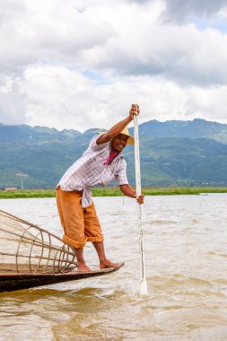Inle Lake, Myanmar - 30 Ağustos 2016: Özel el yapımı ağı olan bir teknede tanımlanamayan Birmanyalı balıkçı. Bu Myanmar balıkçılık geleneksel yoludur