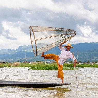 Inle Lake, Myanmar - 30 Ağustos 2016: Özel el yapımı ağı olan bir teknede tanımlanamayan Birmanyalı balıkçı. Bu Myanmar balıkçılık geleneksel yoludur