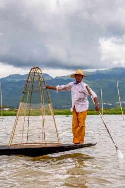 Inle Lake, Myanmar - 30 Ağustos 2016: Özel el yapımı ağı olan bir teknede tanımlanamayan Birmanyalı balıkçı. Bu Myanmar balıkçılık geleneksel yoludur