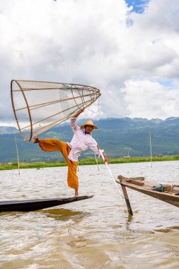 Inle Lake, Myanmar - 30 Ağustos 2016: Özel el yapımı ağı olan bir teknede tanımlanamayan Birmanyalı balıkçı. Bu Myanmar balıkçılık geleneksel yoludur