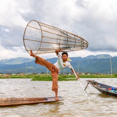 Inle Lake, Myanmar - 30 Ağustos 2016: Özel el yapımı ağı olan bir teknede tanımlanamayan Birmanyalı balıkçı. Bu Myanmar balıkçılık geleneksel yoludur