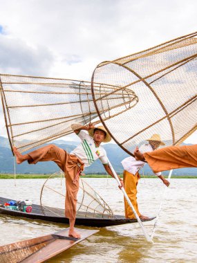 Inle Lake, Myanmar - 30 Ağustos 2016: Özel el yapımı ağı olan bir teknede tanımlanamayan Birmanyalı balıkçı. Bu Myanmar balıkçılık geleneksel yoludur