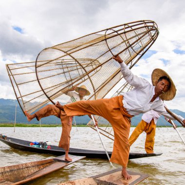 Inle Lake, Myanmar - 30 Ağustos 2016: Özel el yapımı ağı olan bir teknede tanımlanamayan Birmanyalı balıkçı. Bu Myanmar balıkçılık geleneksel yoludur