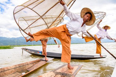 Inle Lake, Myanmar - 30 Ağustos 2016: Özel el yapımı ağı olan bir teknede tanımlanamayan Birmanyalı balıkçı. Bu Myanmar balıkçılık geleneksel yoludur