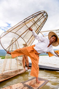 Inle Lake, Myanmar - 30 Ağustos 2016: Özel el yapımı ağı olan bir teknede tanımlanamayan Birmanyalı balıkçı. Bu Myanmar balıkçılık geleneksel yoludur