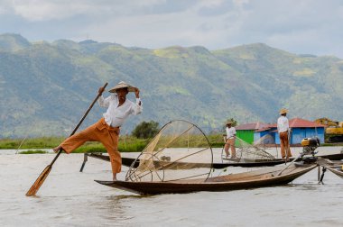 Inle Lake, Myanmar - 30 Ağustos 2016: Özel el yapımı ağı olan bir teknede tanımlanamayan Birmanyalı balıkçı. Bu Myanmar balıkçılık geleneksel yoludur