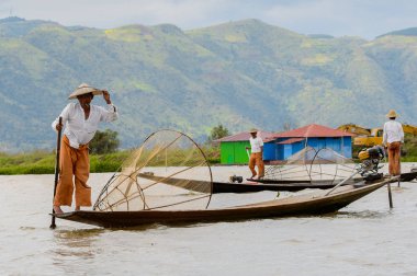 Inle Lake, Myanmar - 30 Ağustos 2016: Özel el yapımı ağı olan bir teknede tanımlanamayan Birmanyalı yerel balıkçı. Bu Myanmar balıkçılık geleneksel yoludur
