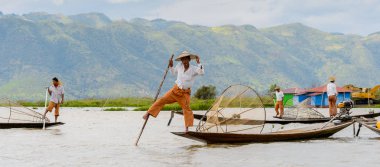 Inle Lake, Myanmar - 30 Ağustos 2016: Özel el yapımı ağı olan bir teknede tanımlanamayan Birmanyalı balıkçı. Bu Myanmar balıkçılık geleneksel yoludur