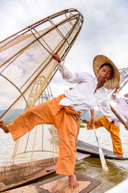 Inle Lake, Myanmar - 30 Ağustos 2016: Özel el yapımı ağı olan bir teknede tanımlanamayan Birmanyalı balıkçı. Bu Myanmar balıkçılık geleneksel yoludur