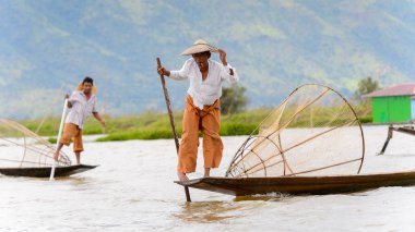 Inle Lake, Myanmar - 30 Ağustos 2016: Özel el yapımı ağı olan bir teknede tanımlanamayan Birmanyalı yerel balıkçı. Bu Myanmar balıkçılık geleneksel yoludur