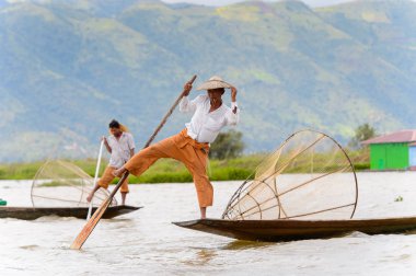 Inle Lake, Myanmar - 30 Ağustos 2016: Özel el yapımı ağı olan bir teknede tanımlanamayan Birmanyalı yerel balıkçı. Bu Myanmar balıkçılık geleneksel yoludur