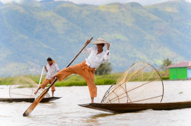 Inle Lake, Myanmar - 30 Ağustos 2016: Özel el yapımı ağı olan bir teknede tanımlanamayan Birmanyalı yerel balıkçı. Bu Myanmar balıkçılık geleneksel yoludur