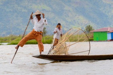 Inle Lake, Myanmar - 30 Ağustos 2016: Özel el yapımı ağı olan bir teknede tanımlanamayan Birmanyalı yerel balıkçı. Bu Myanmar balıkçılık geleneksel yoludur
