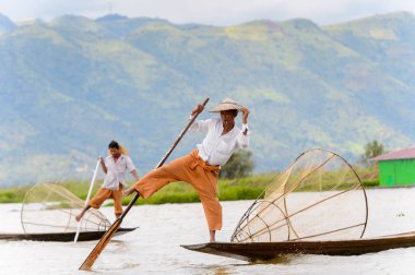 Inle Lake, Myanmar - 30 Ağustos 2016: Özel el yapımı ağı olan bir teknede tanımlanamayan Birmanyalı yerel balıkçı. Bu Myanmar balıkçılık geleneksel yoludur
