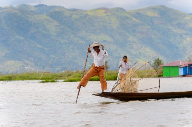 Inle Lake, Myanmar - 30 Ağustos 2016: Özel el yapımı ağı olan bir teknede tanımlanamayan Birmanyalı yerel balıkçı. Bu Myanmar balıkçılık geleneksel yoludur