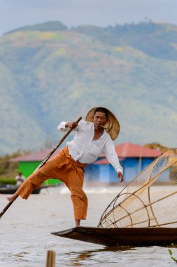 Inle Lake, Myanmar - 30 Ağustos 2016: Özel el yapımı ağı olan bir teknede tanımlanamayan Birmanyalı balıkçı. Bu Myanmar balıkçılık geleneksel yoludur