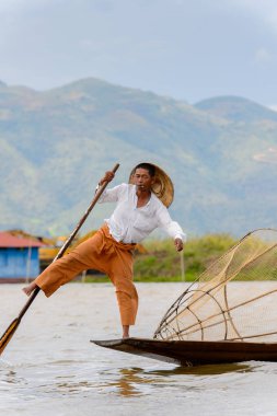 Inle Lake, Myanmar - 30 Ağustos 2016: Özel el yapımı ağı olan bir teknede tanımlanamayan Birmanyalı balıkçı. Bu Myanmar balıkçılık geleneksel yoludur