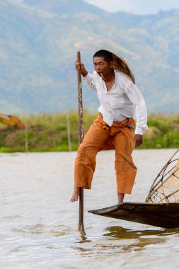 Inle Lake, Myanmar - 30 Ağustos 2016: Özel el yapımı ağı olan bir teknede tanımlanamayan Birmanyalı balıkçı. Bu Myanmar balıkçılık geleneksel yoludur