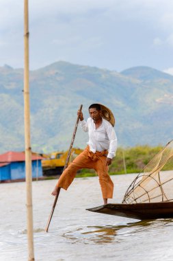 Inle Lake, Myanmar - 30 Ağustos 2016: Özel el yapımı ağı olan bir teknede tanımlanamayan Birmanyalı balıkçı. Bu Myanmar balıkçılık geleneksel yoludur