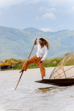 Inle Lake, Myanmar - 30 Ağustos 2016: Özel el yapımı ağı olan bir teknede tanımlanamayan Birmanyalı balıkçı. Bu Myanmar balıkçılık geleneksel yoludur