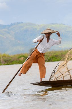Inle Lake, Myanmar - 30 Ağustos 2016: Özel el yapımı ağı olan bir teknede tanımlanamayan Birmanyalı balıkçı. Bu Myanmar balıkçılık geleneksel yoludur